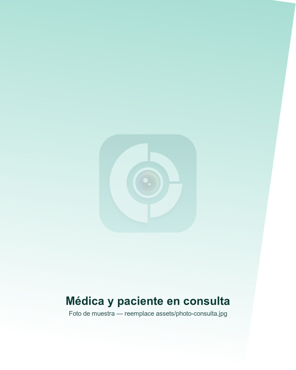 Médica conversando con su paciente en el consultorio